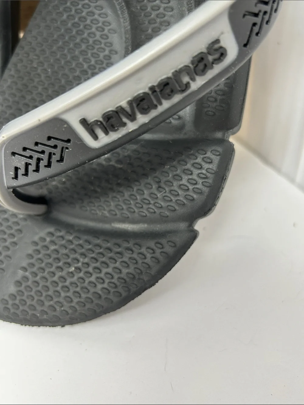 Havaianas Men’s Black Flip Flops with Gray Trim Size 41
